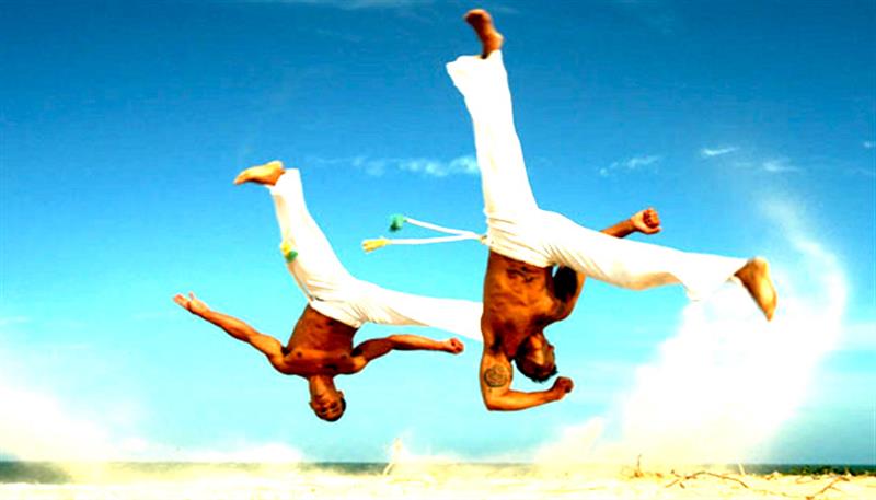 La disciplina, o meglio l'arte, della Capoeira ha radici brasiliane. 